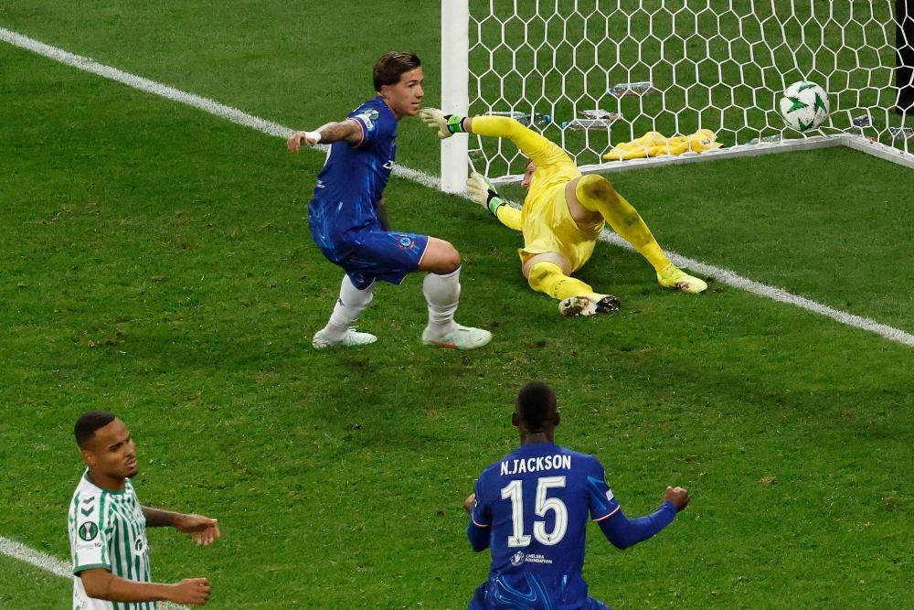 德天空：曼联已向莱比锡明确表示，他们仍在对谢什科的竞争中