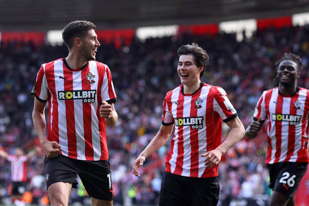 足球曼城豪取八连胜，瓜帅怒赞全队发挥完美