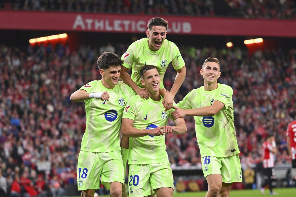 曼联前锋齐尔克泽面临转会，俱乐部对其持开放态度，但仍在培养塞斯科，寻求锋线补充，转会市场激烈争夺中。